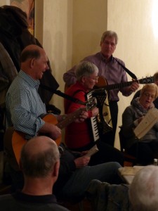 Begleiteten die Sänger auf ihren Instrumenten - Gerhard Trumpa, Ursula Wendt, Lutke Ebeling -1